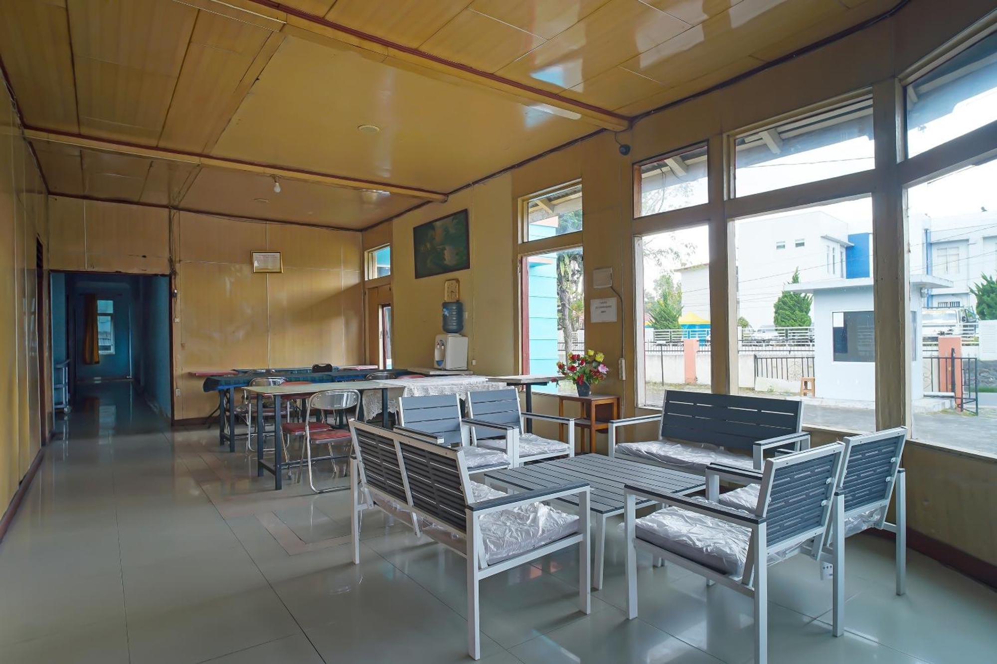 Oyo 92577 Hotel Sidikalang Near Kejaksaan Negeri Dairi ภายนอก รูปภาพ