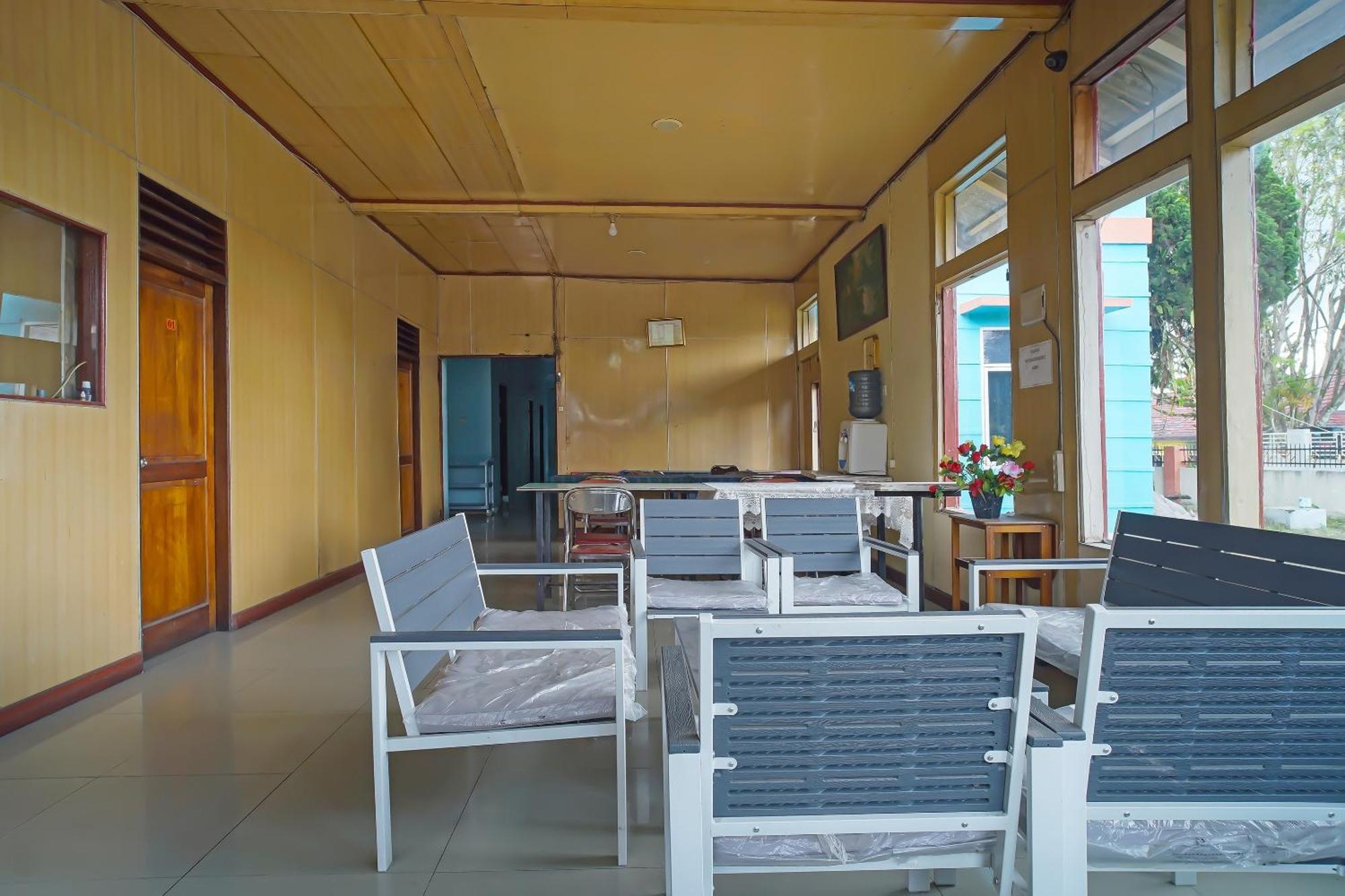 Oyo 92577 Hotel Sidikalang Near Kejaksaan Negeri Dairi ภายนอก รูปภาพ